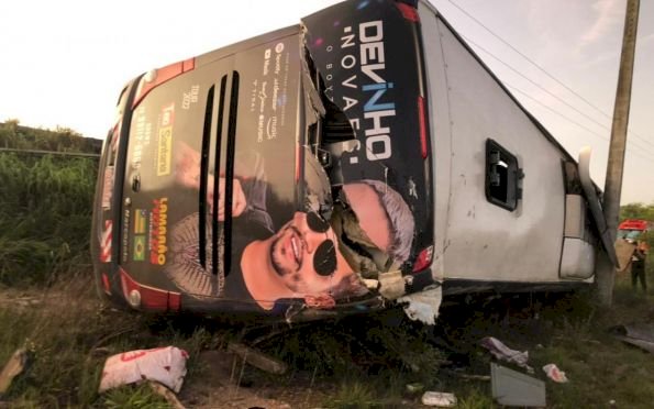 Ônibus do cantor Devinho Novaes tomba na BR-101, em Alagoas